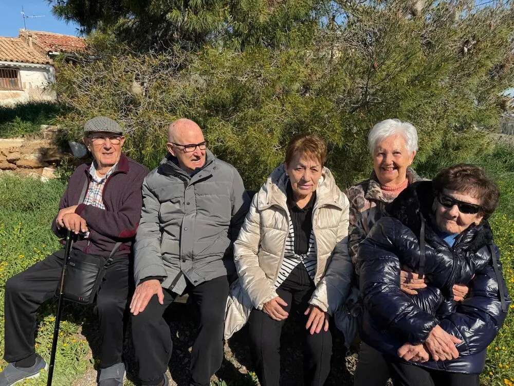 Personas en el jardin